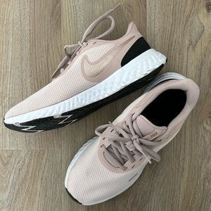 Nike Revolution 5